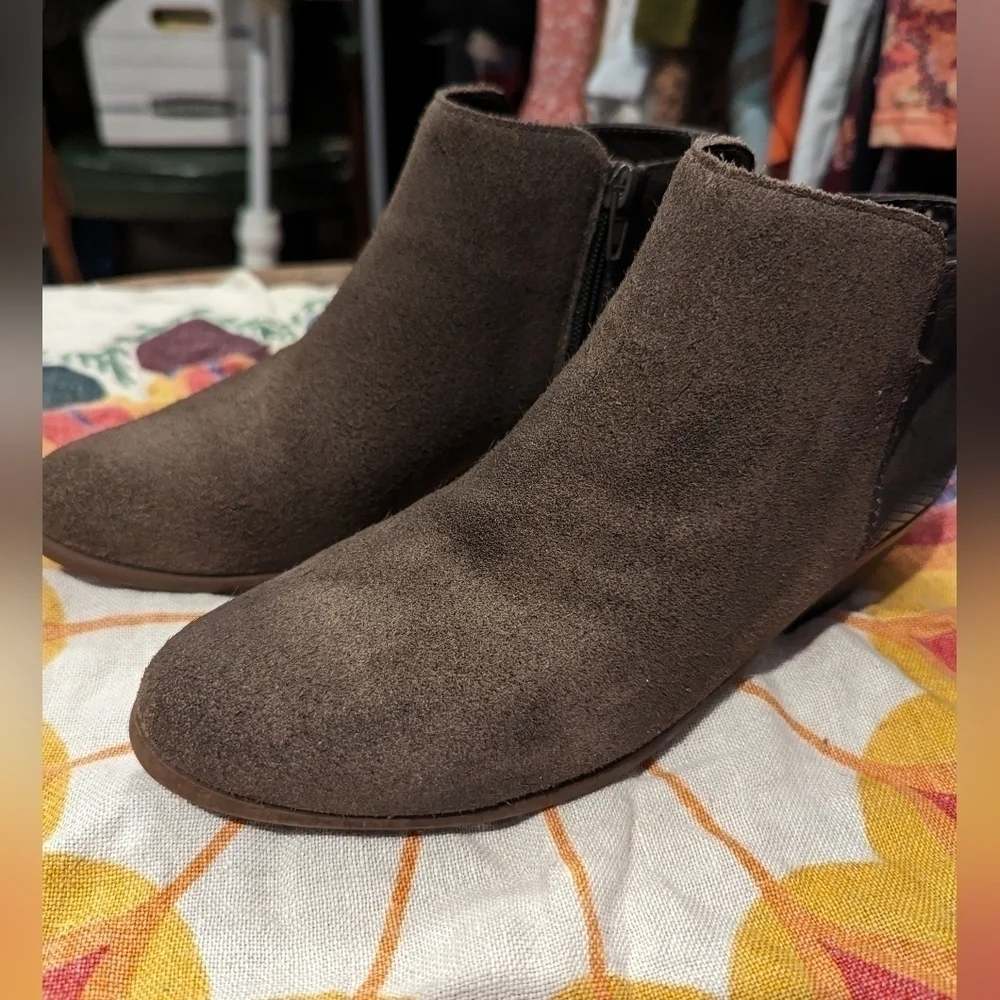 G.H Bass and Co‎ size 7 suede booties